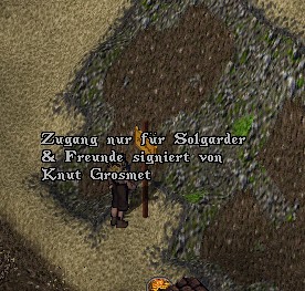 Knut schlägt Schild an Sandgrotte an.jpg